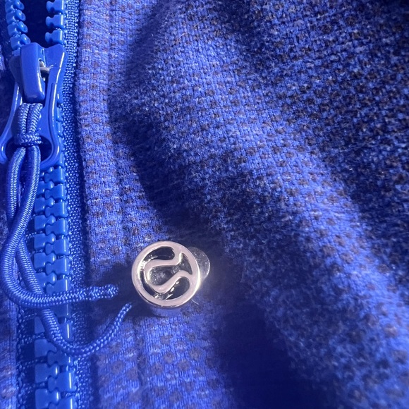 Lululemon jacket. - Picture 13 of 17